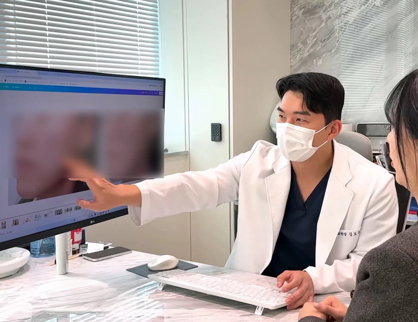 오드의원 김도훈 원장 상담 모습 · 공식 홈페이지 제공